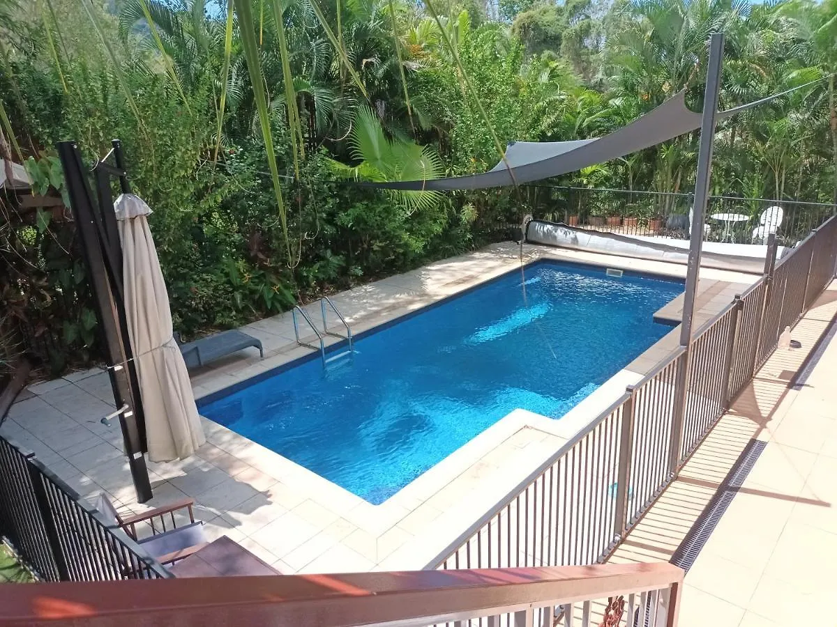 Апартаменты Tropical Poolside Retreat Nelly Bay