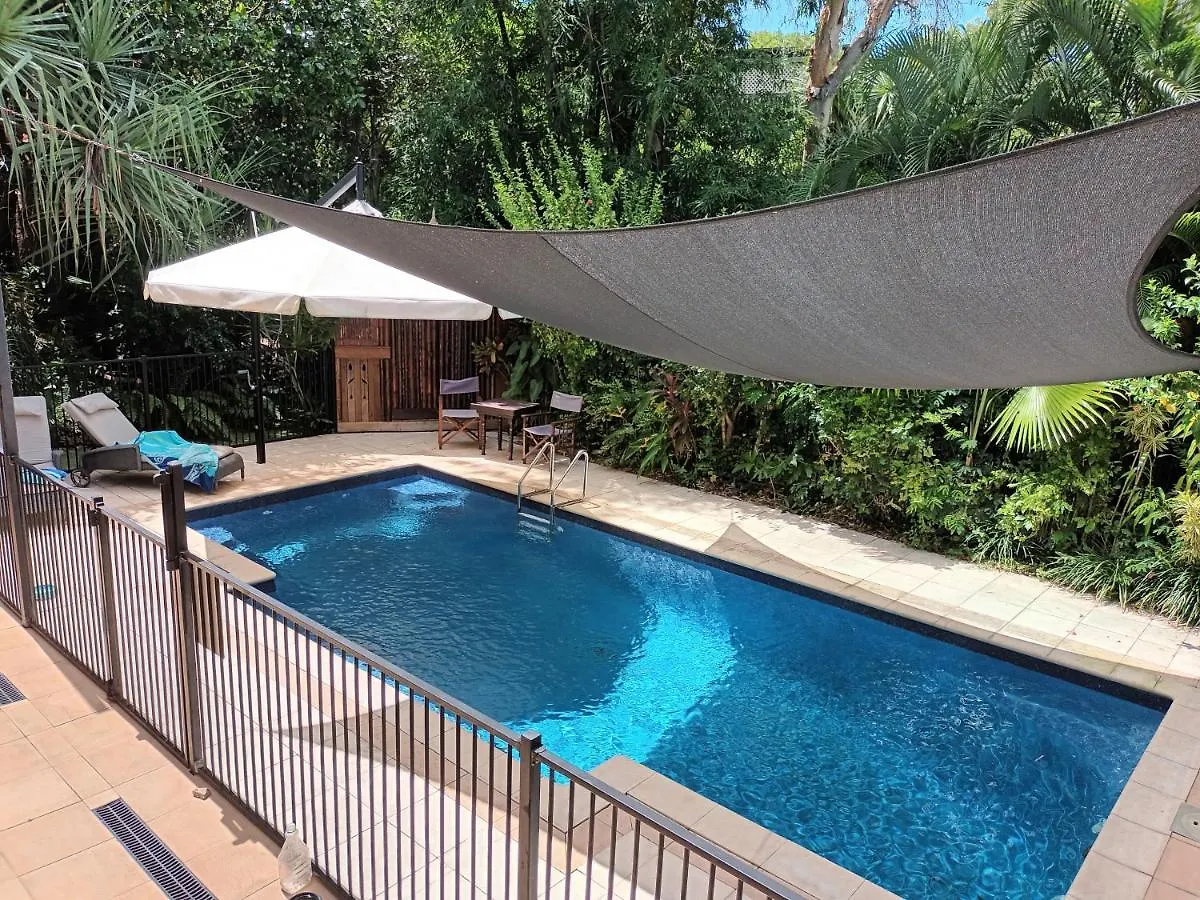 Апартаменты Tropical Poolside Retreat Nelly Bay